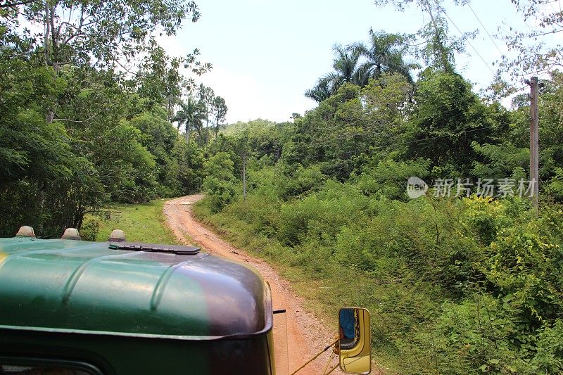 古巴- Topes de Collantes-在自然保护区短途旅行的卡车